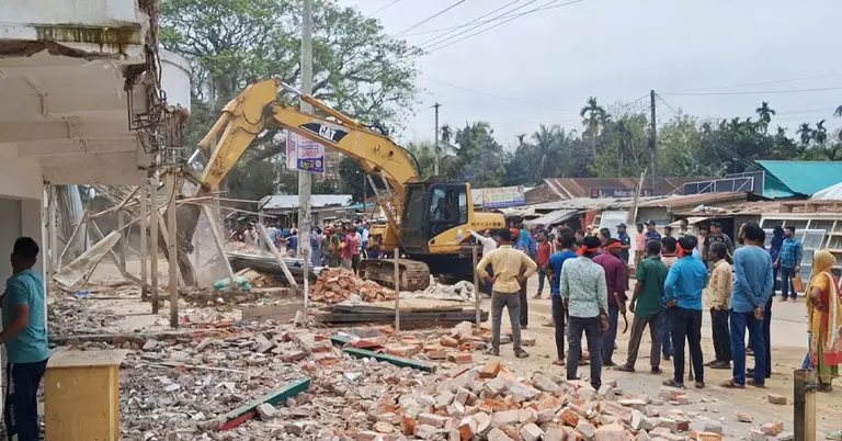 প্রশাসনের উদ্যোগে অবৈধ স্থাপনা উচ্ছেদ